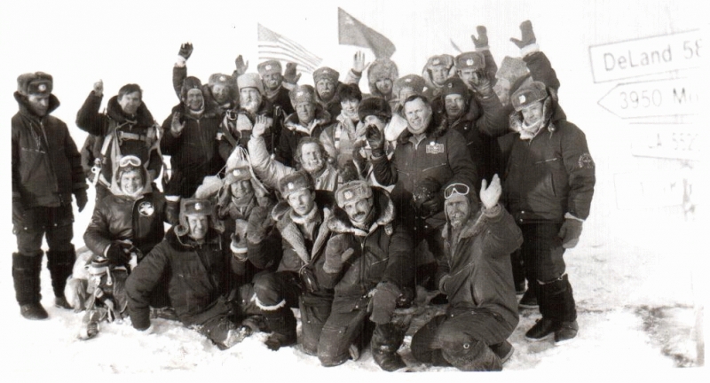 Участники первой международной парашютной экспедиции на Северный полюс. 1991г.