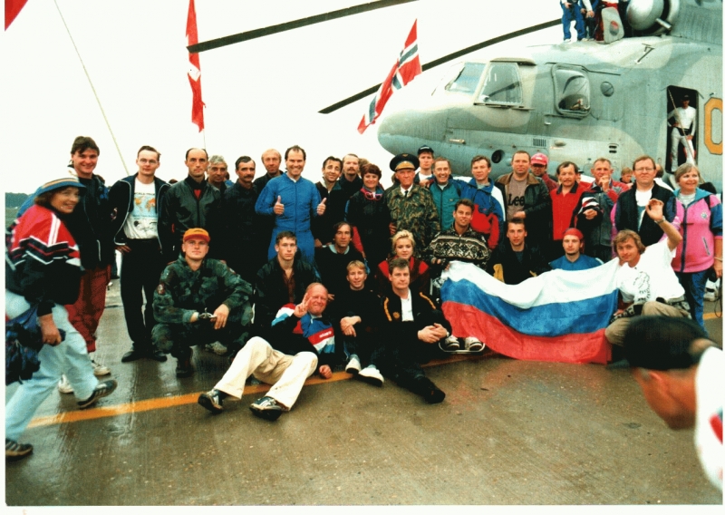 Участники первой международной встречи инвалидов-парашютистов на аэродроме в г. Анапа. 1996г.
